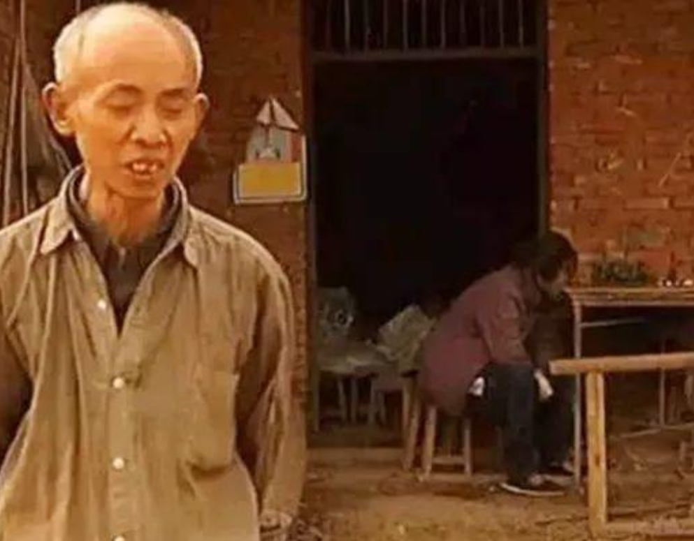 1995年，55岁老汉花120元买四川女大学生，两人跟牲口同住17年