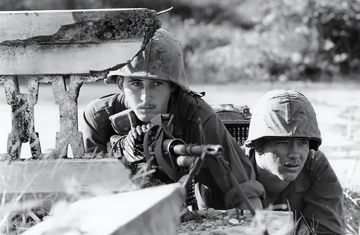 越南战争，落入美军手中的越南女兵，竟被用动物进行刑讯逼供？