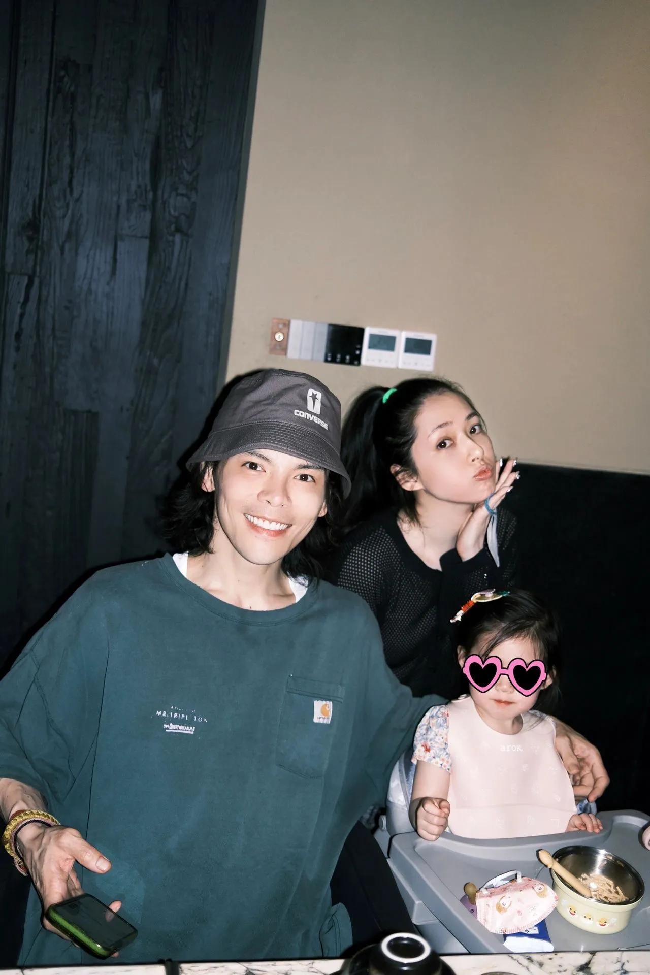 向佐晒温馨日常,一家四口凹造型拍照好欢乐,郭碧婷美回颜值巅峰