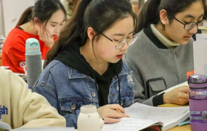 “双减”政策实施后，公立与私立学校差距显现，有家长表示后悔