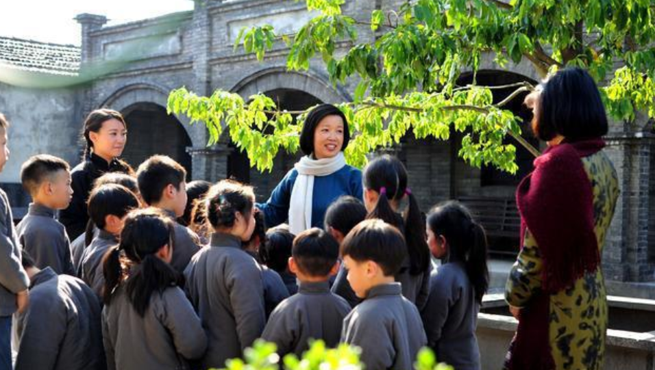 忠贞者邓颖超：青年时期的她有多优秀？她与周总理如何走到一起？