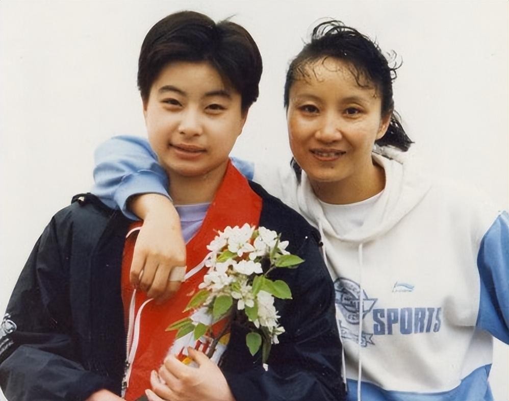 周继红田秉毅离婚始末("铁娘子"周继红:丈夫是羽毛球教练,鲜花掌声