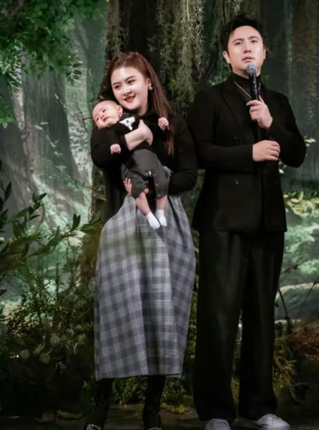 沈腾老婆长得不美但有福相，穿红衣黑裤扎丸子头，40多岁状态很好