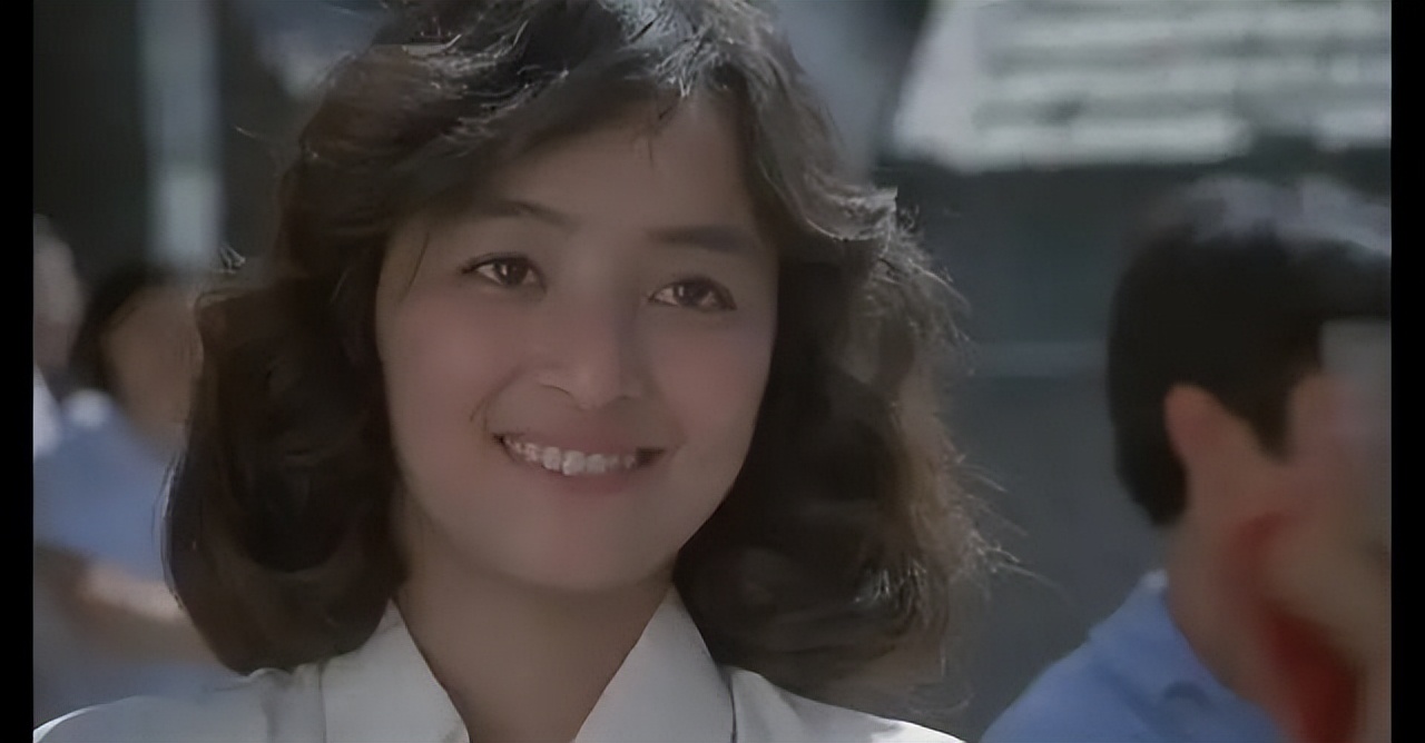 她是演艺圈最泼老戏骨，三嫁老外离婚，如今59岁未婚独居北京豪宅