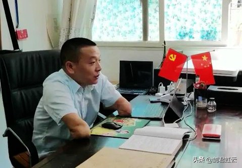 没有双臂怎么写字打字？怎么获取本科文凭？怎么创办律师事务所？