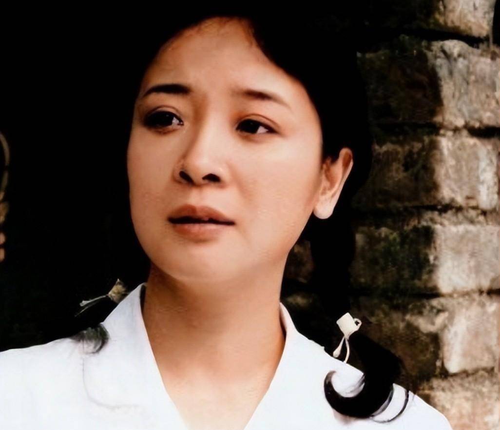 演员陈小艺结婚二十多年,多次出轨小鲜肉,丈夫却坐轮椅也不离婚