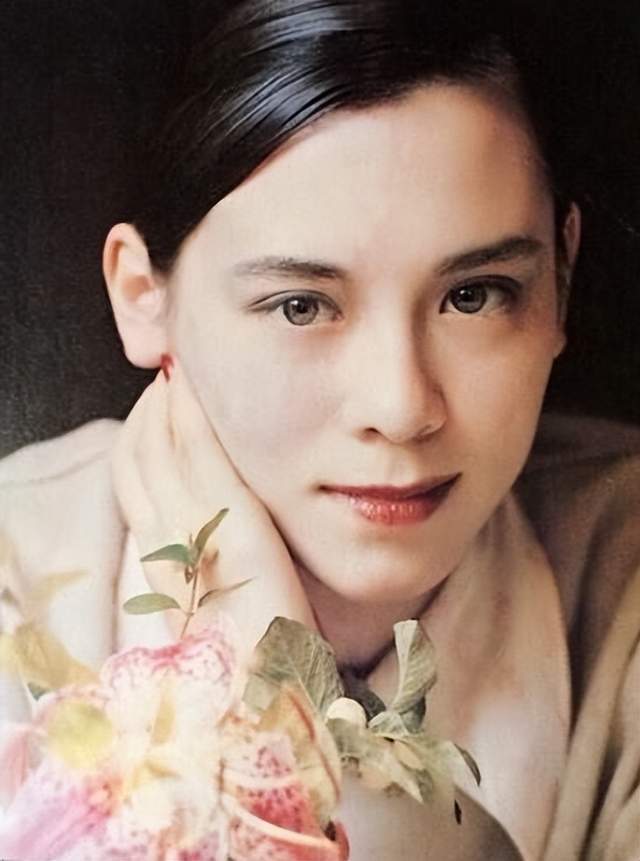 世界顶级超模周天娜:被2个情人抛弃,公开承认患艾滋