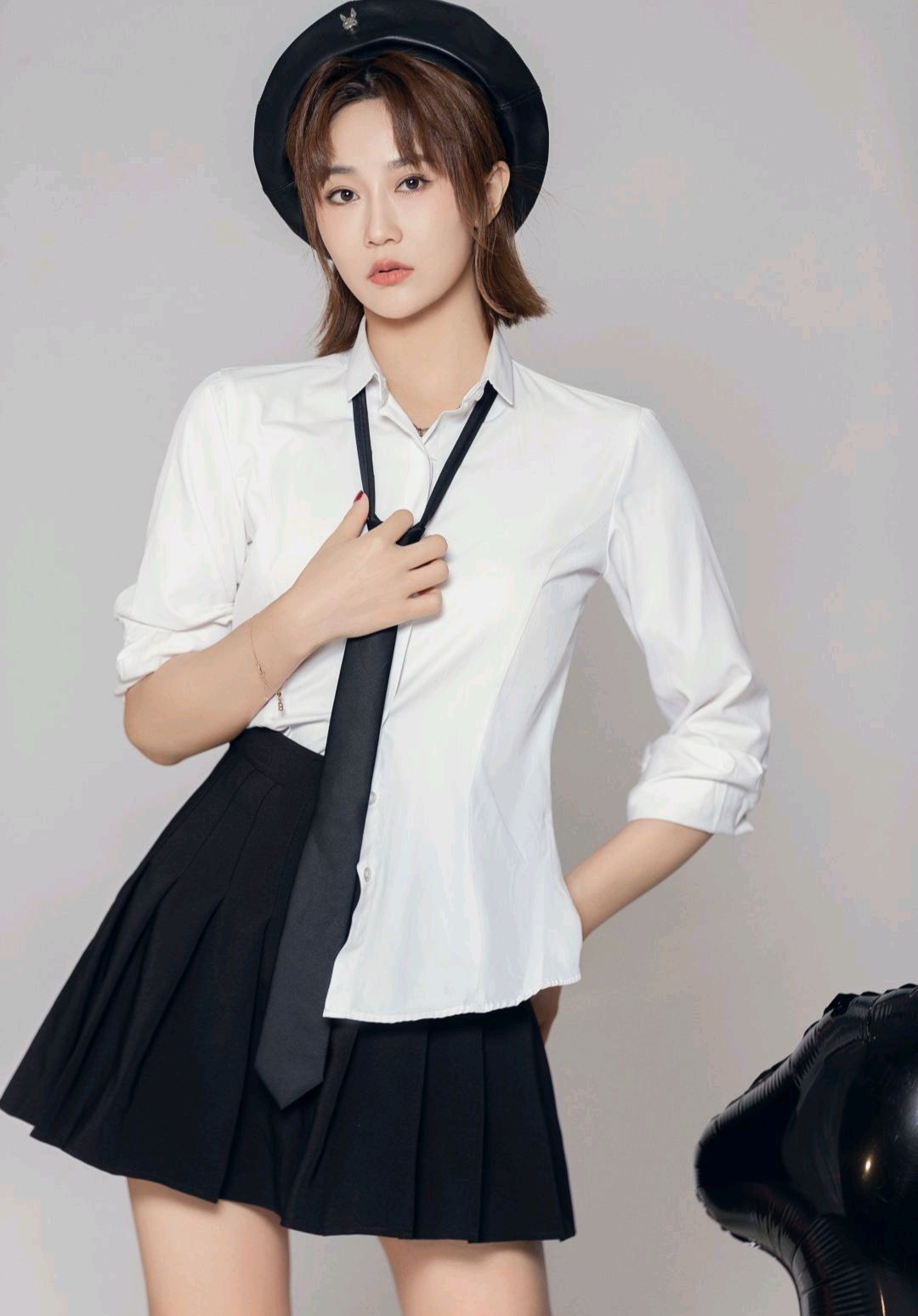 ⑶唐娜唐娜(又名唐艺兮)在剧中饰演李银萍.