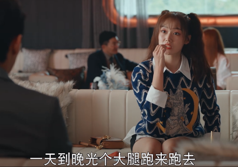 国产剧又见老少恋，靳东新剧男配比女配大20岁，感情戏令人不适