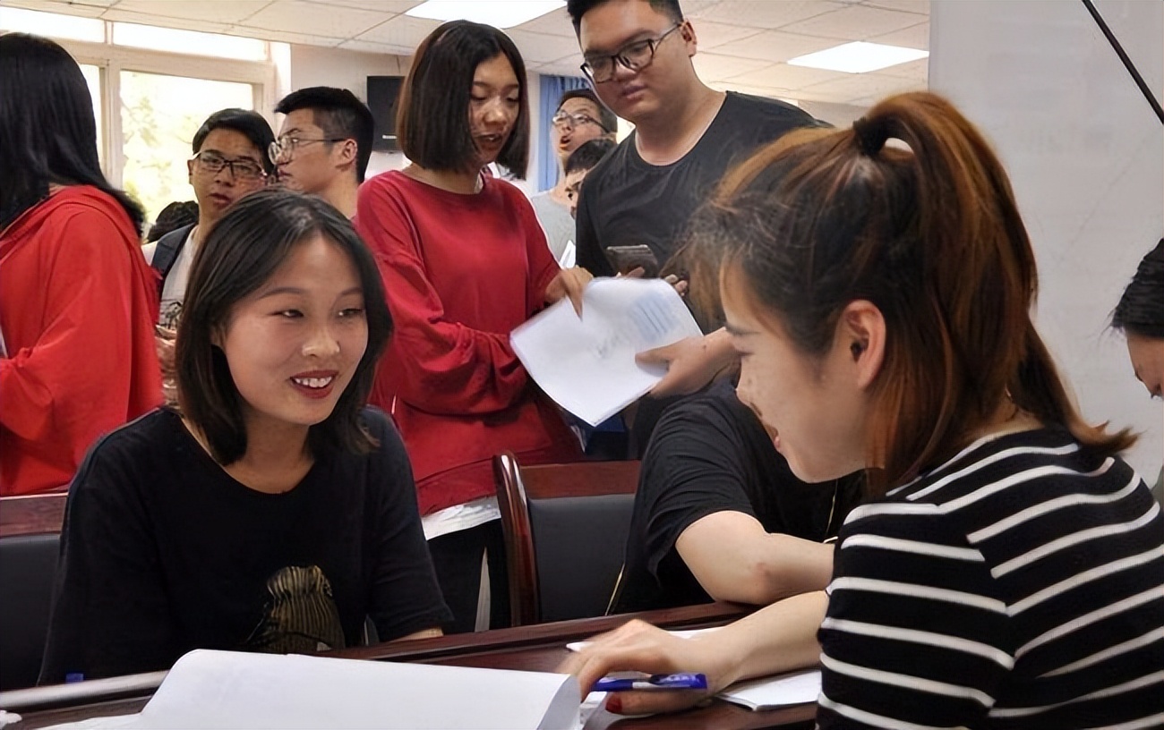 名校光环也难抵就业困境，985毕业生吐露心声：有些专业是真坑人