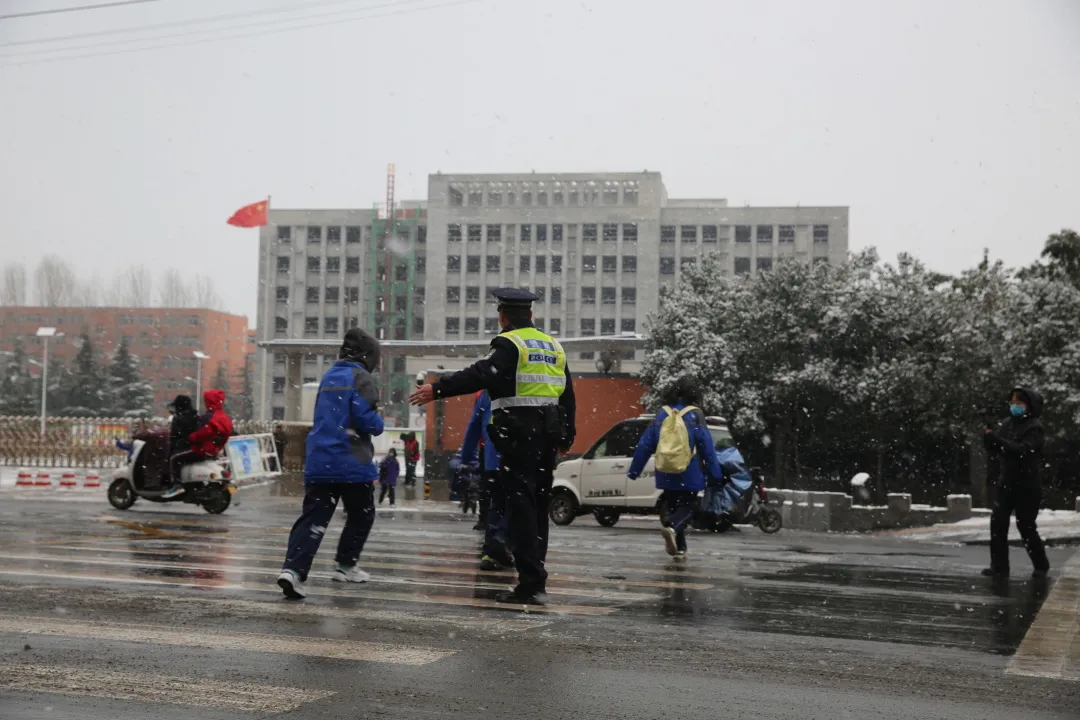 【你的平安我的节日】河南安阳：警服上的雪花 是他们最闪耀的勋章