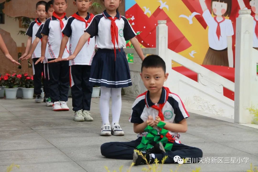 四川天府新区三星小学开展《粽香悠悠话端午》国旗下主题活动