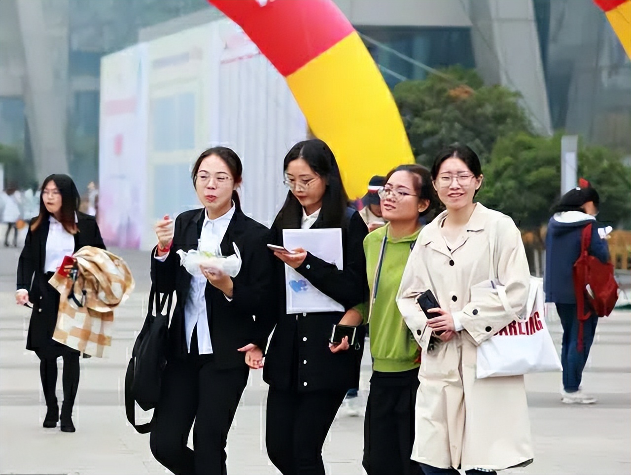 上海又放“大招”，这些高校学生能直接落户，还能吸引人才吗？