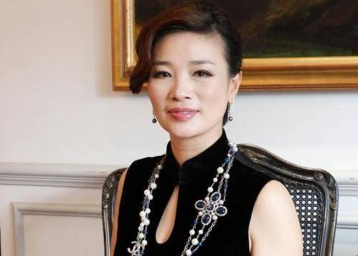 温州女富豪胡洁:前夫贪污入狱16年,二婚嫁周立波,送百万保时捷