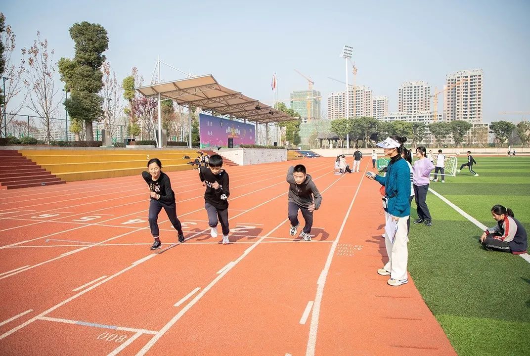 篮球选修课怎么考试(选修课结业大赏，看孩子们的十八般武艺)