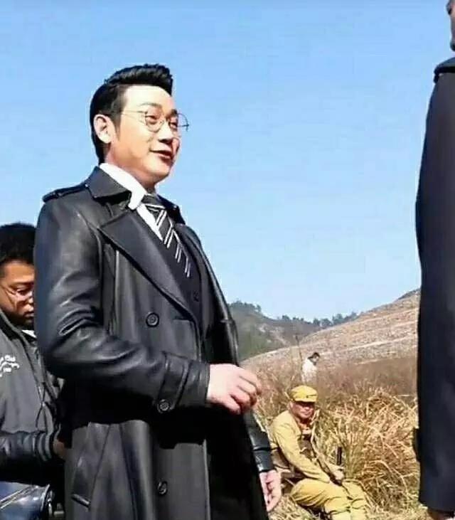 脸部肿成“馒头”，笑起来秒变“僵尸”，这些明星的脸到底咋了？