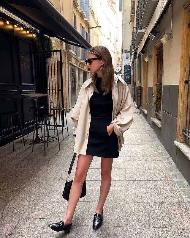 足球鞋配什么衣服最好看（穿对鞋子，有时候比穿对衣服还重要！裙装+平底鞋，时尚感更足）