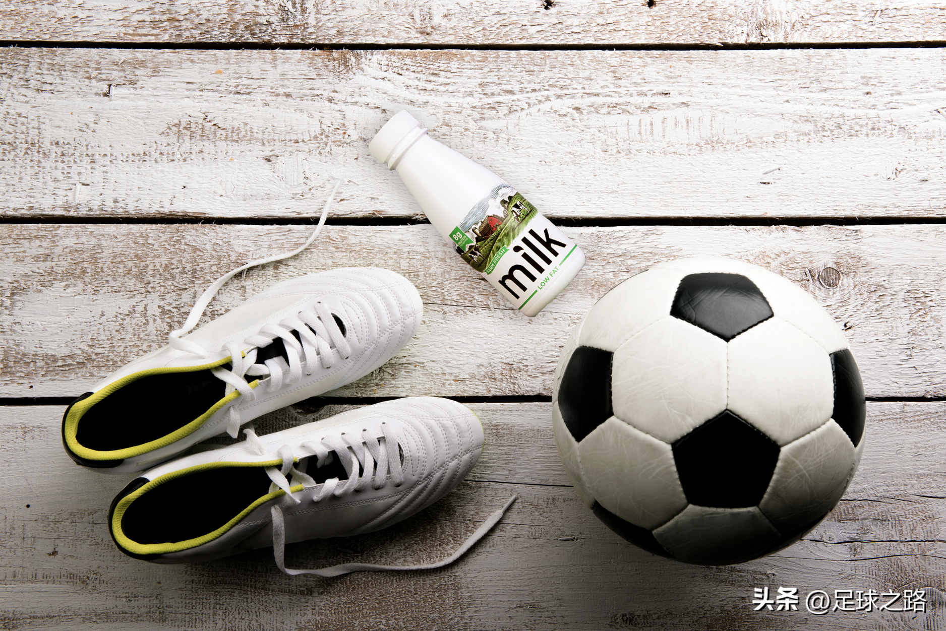 职业足球训练日常（在训练日精英足球运动员吃什么？）