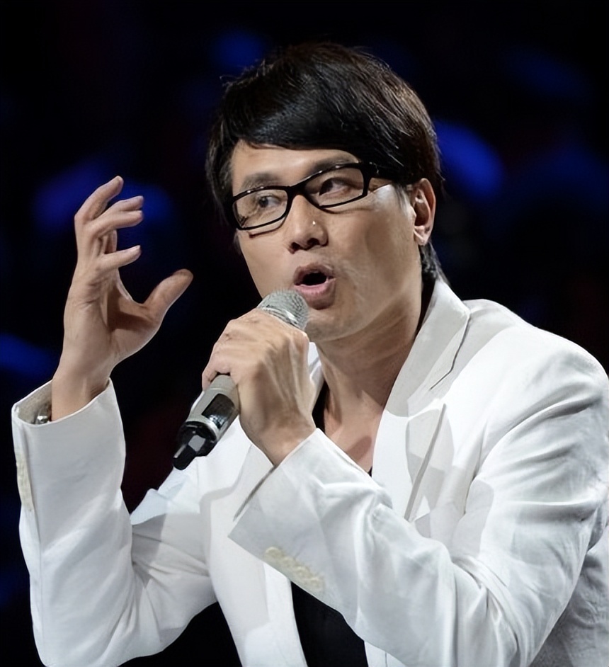 54岁的包小柏：娶圈外人妻子，女儿患癌离世，与哥哥抱头痛哭