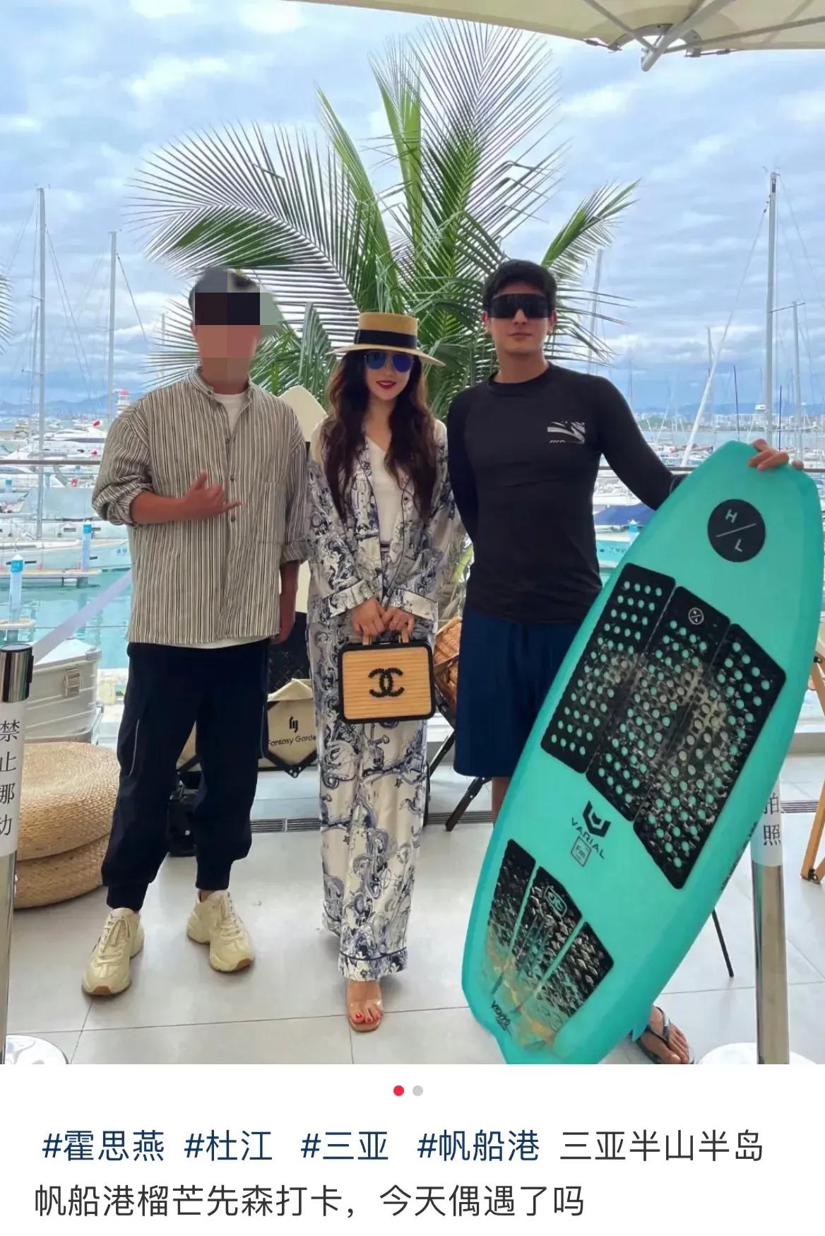 偶遇8岁嗯哼和“妹妹”街头等绿灯，背网球拍骑平衡车少年感满满