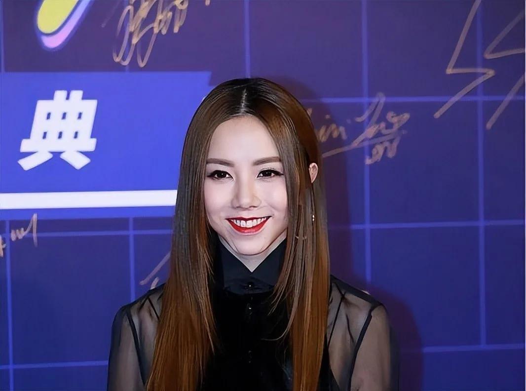 “皮裤女神”：邓紫棋一点都不低调，反而很有气场