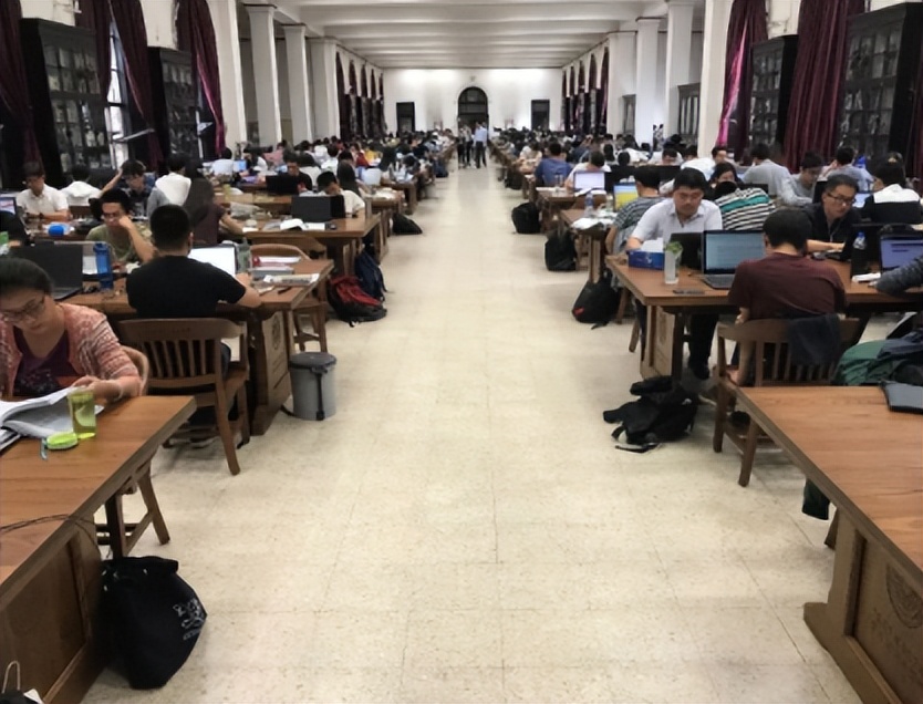 ​清华大学清一色的“苹果电脑”，引起众人嘲讽，网友评论值得深思