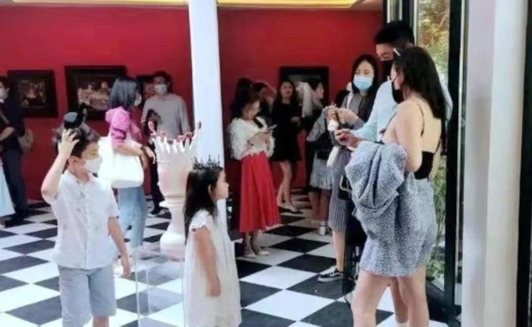 偶遇8岁嗯哼和“妹妹”街头等绿灯，背网球拍骑平衡车少年感满满