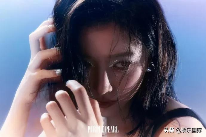 许佳琪抹胸裙秀香肩 夸张眼妆搭银发好吸睛