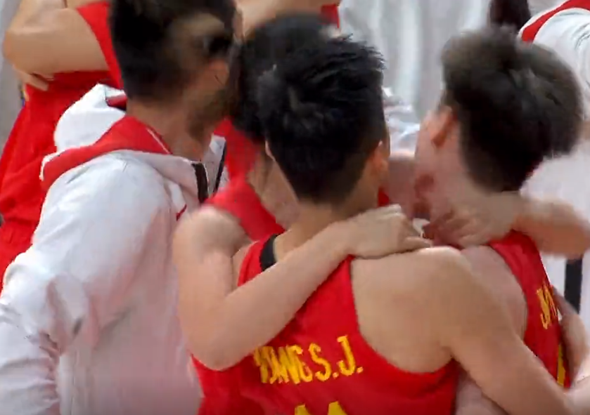 女籃隊員宋曉云（韓旭當選MVP，鄭薇泣不成聲！5大官媒祝賀女籃，隋菲菲趙爽全哭了）
