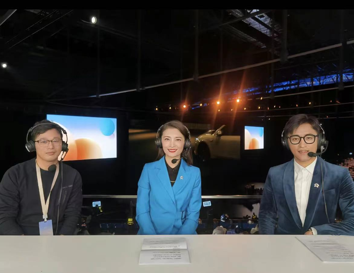 名主持马滢携总裁老公恩爱现身,全家豪宅前合影,女儿丹凤眼像爸