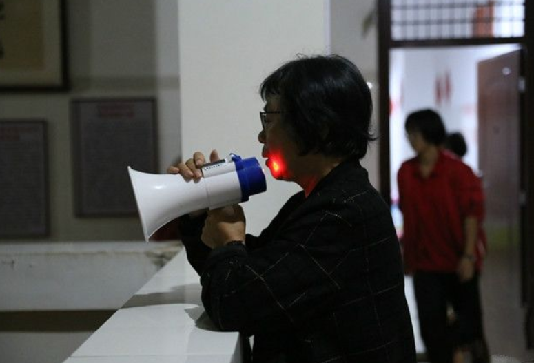 拼命三娘张桂梅校长感动身边人，领导：我们决不能捧着骨灰宣传您