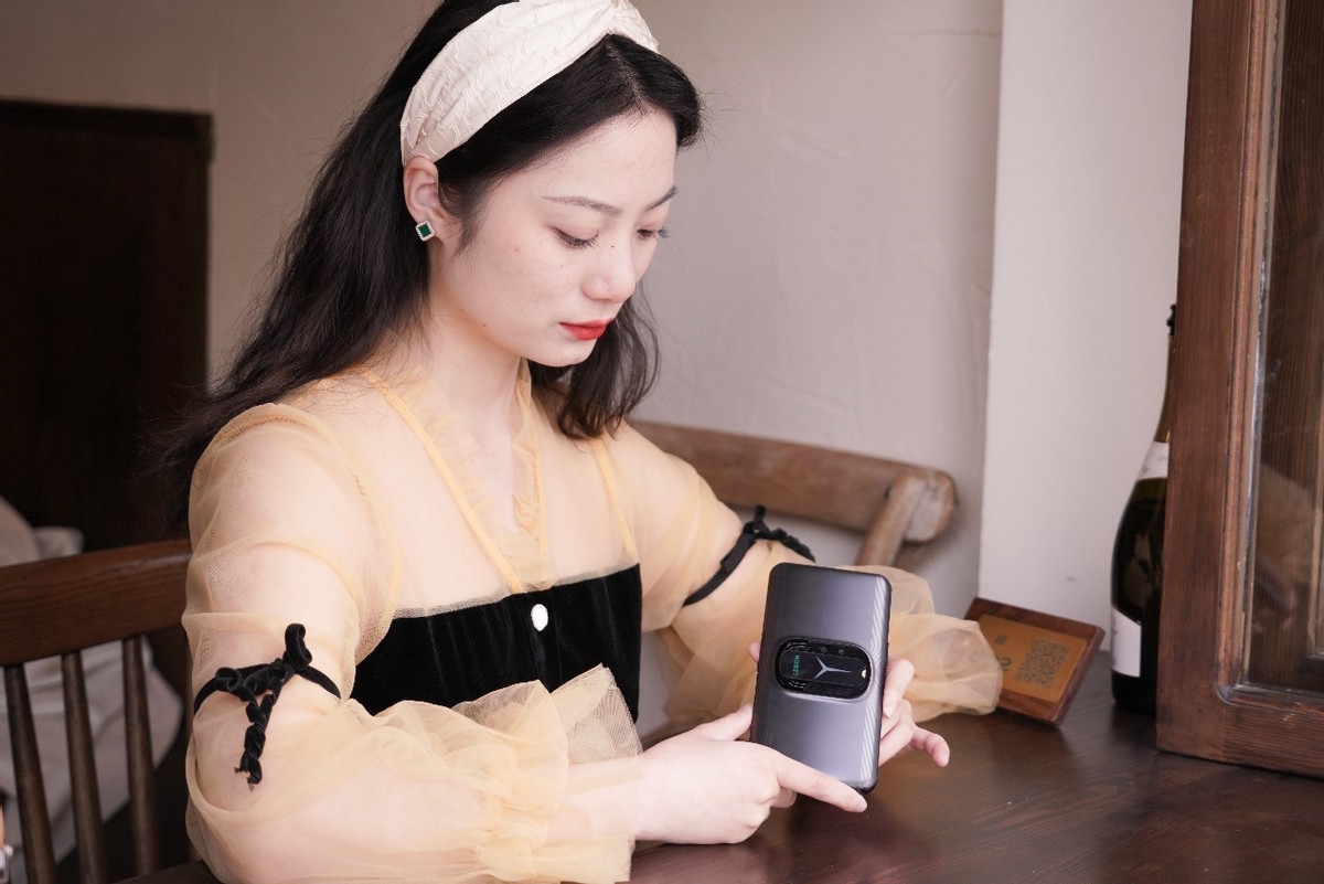 玩游戏这样才快乐，“性能霸王龙”联想拯救者Y90上手实测