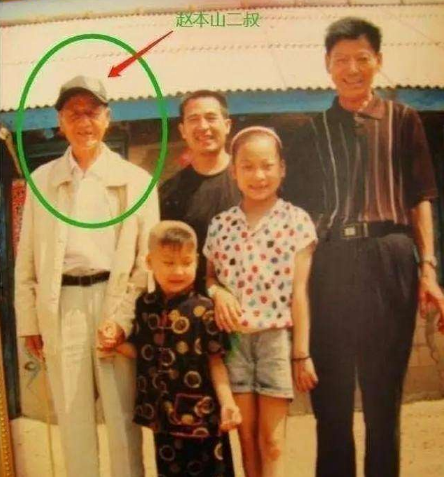 “小品王”赵本山：出身贫苦，成名后和发妻离婚，2婚娶小8岁娇妻