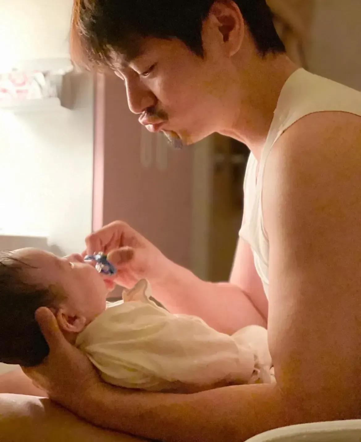 杨怡晒照为二胎儿子庆祝百日，小宝贝软萌出镜，和爸爸对视超有爱