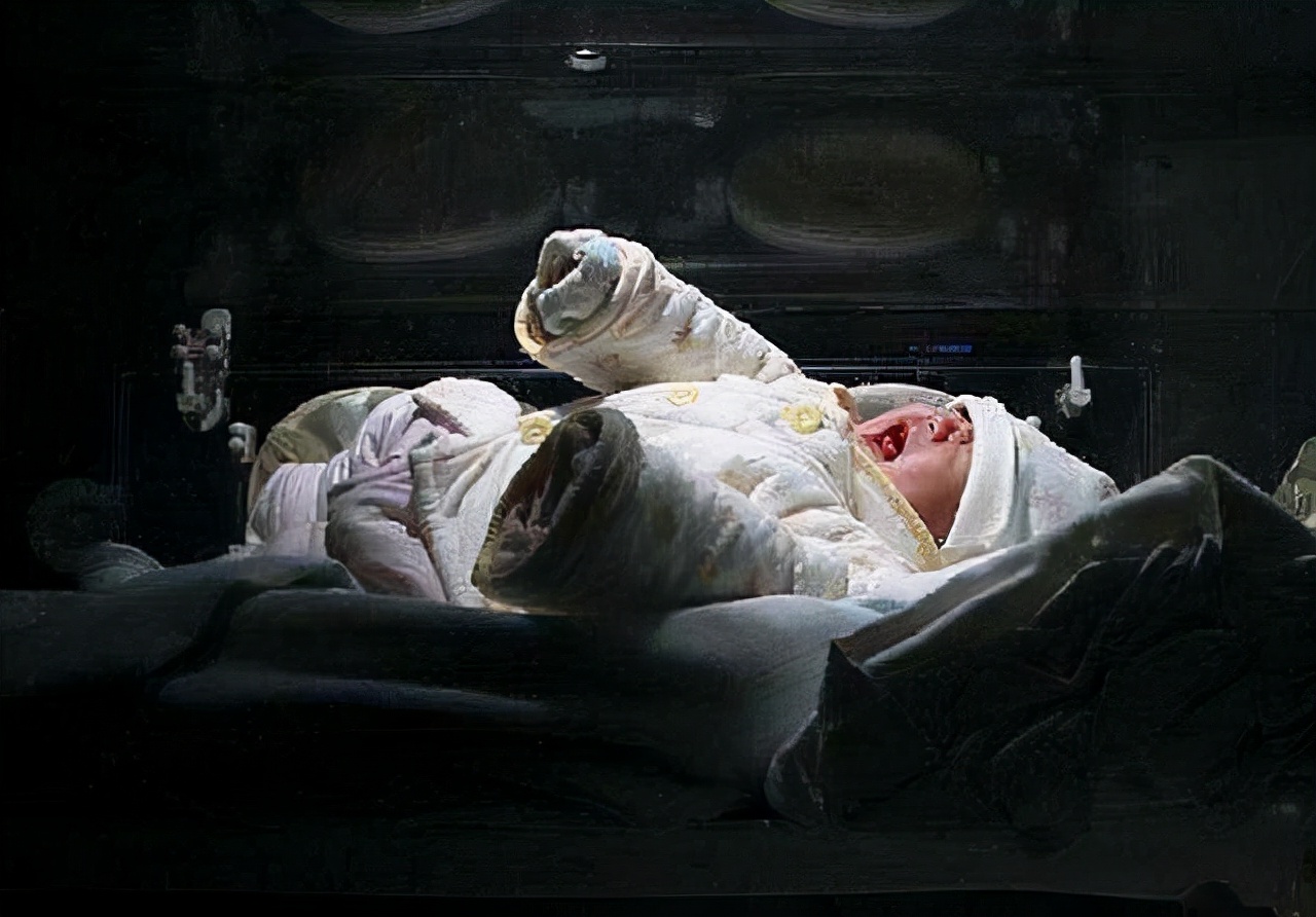 雇主跑路，拿不到工钱的保姆无私抚养两弃女，将她们培养成大学生