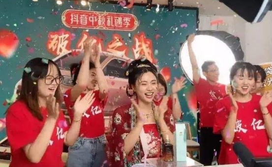 “寒门贵子”刘媛媛：今靠直播5个月“挣”一亿，爱情事业双丰收