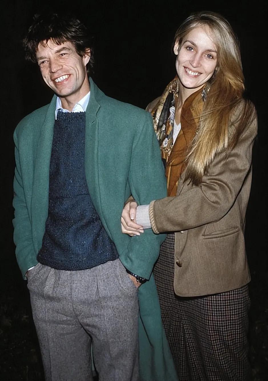 邓文迪91岁前夫默多克要离婚，妻子年轻时随身带婚纱求嫁摇滚巨星