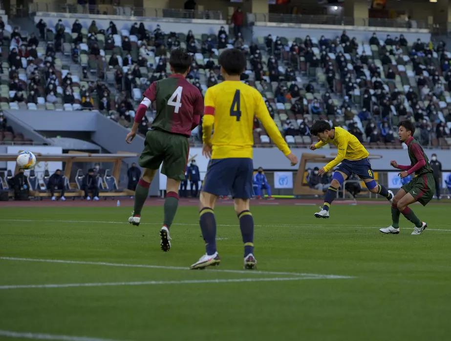 第100届日本高中足球锦标赛揭幕，首战比分令人诧异，1人参与4球