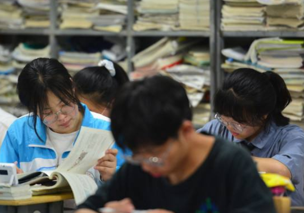 重庆某高校多名女生醉酒，躺在地上形象全无，网友指责其伤风败俗