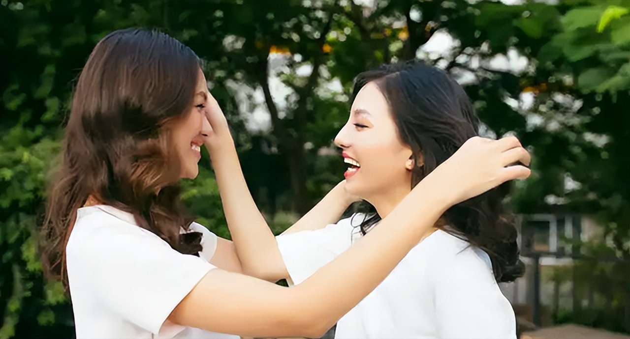 大学“免费抱”火了，女生身着民国服，容颜精致却让人“不敢”抱