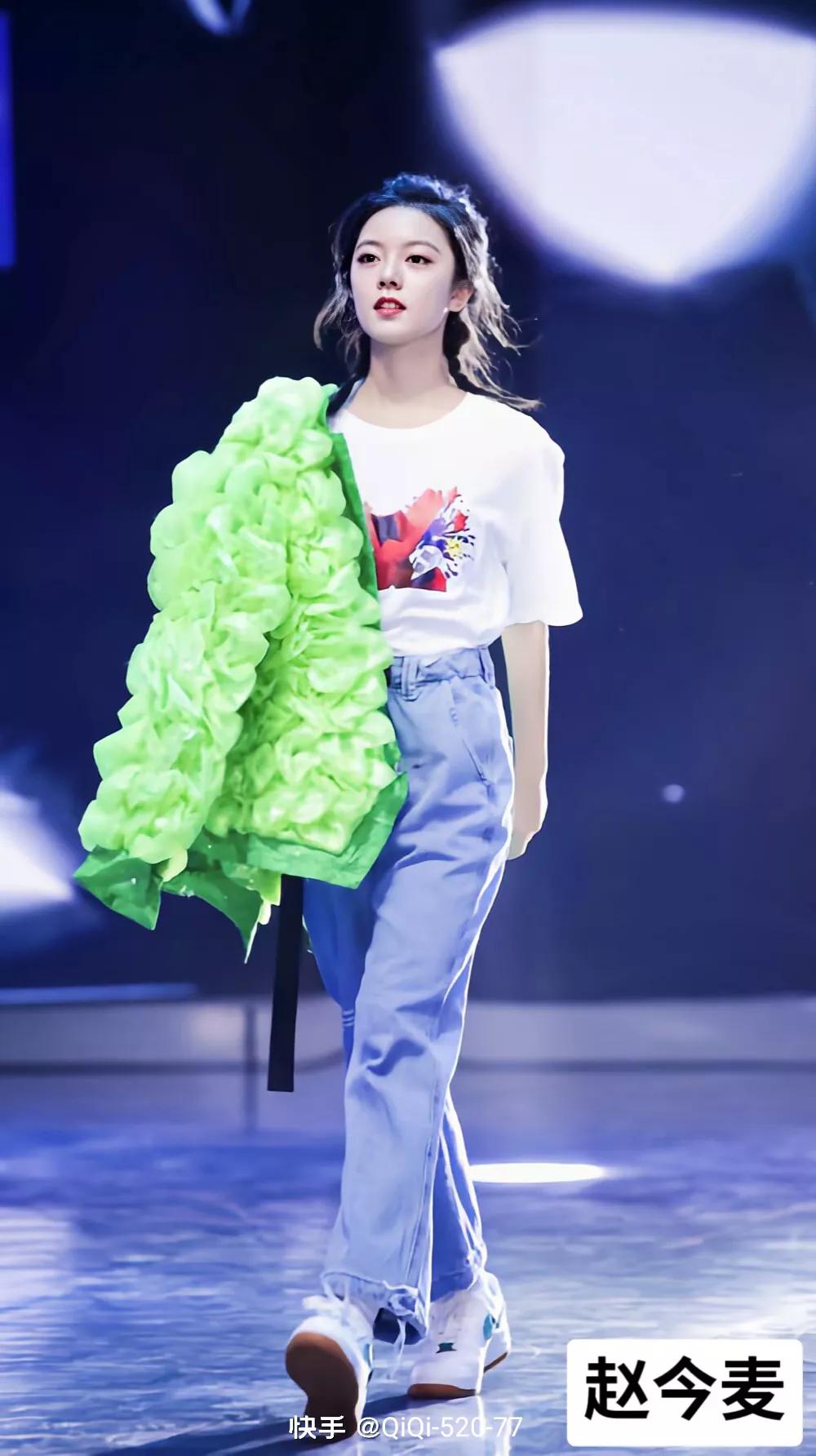 二十位女星穿蓝色牛仔裤合集！谁穿搭最好看，评论区里给点评