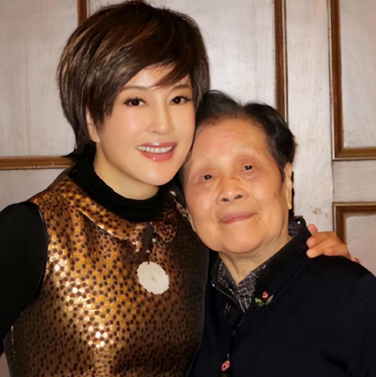 15年了,拿钱来到谢晋葬礼的刘晓庆,实现照顾他妻儿的承诺了吗?