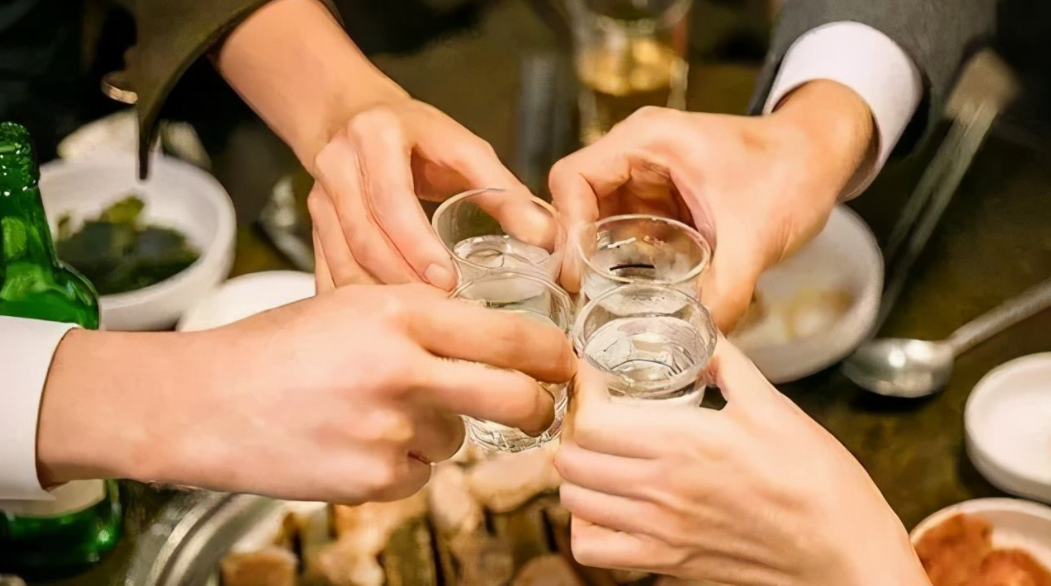 喝酒场上的智慧：经典语录与高情商话术全攻略