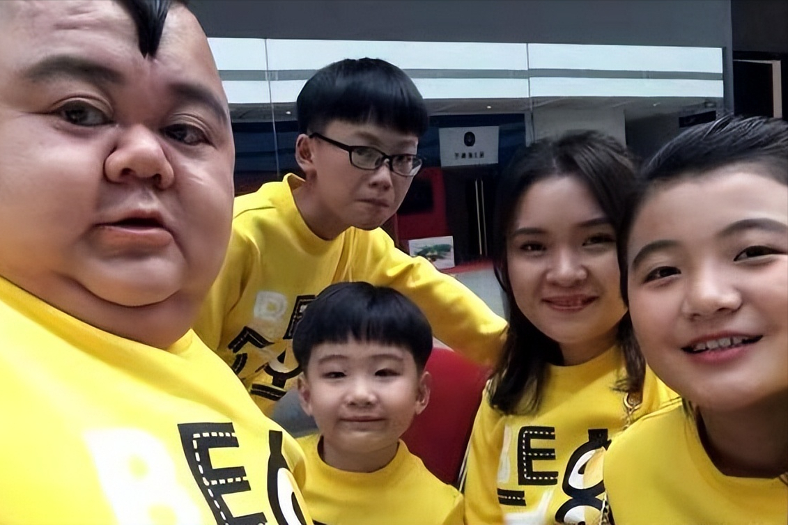 一米二袖珍人娶1米65的女演员，婚后还狂买房车，他有什么本事