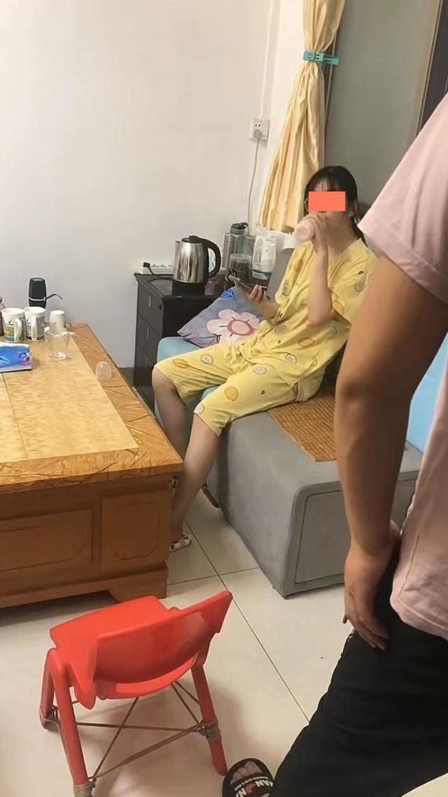 17岁女子趁家里没有人,拿弟弟的奶瓶喝奶,被突然回家的母亲发现