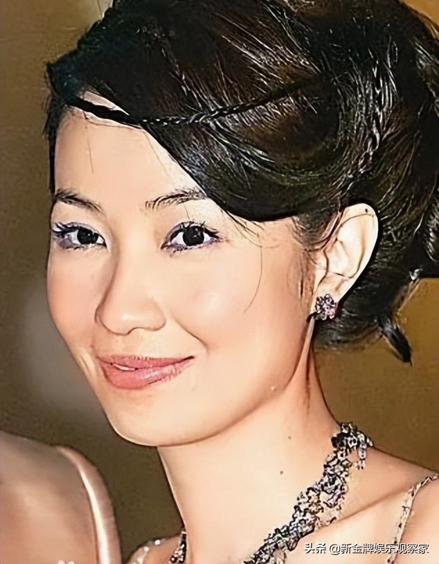 14岁费曼晒吴镇宇夫妇牵手照，妈妈露背影不露脸，调侃爸爸是老人