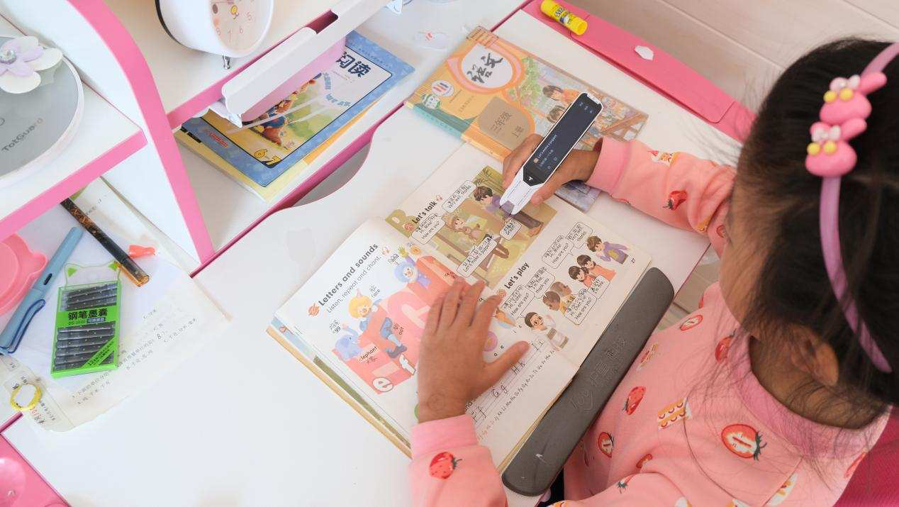 家长辅导孩子学习有困难，阿尔法蛋T10词典笔来帮忙