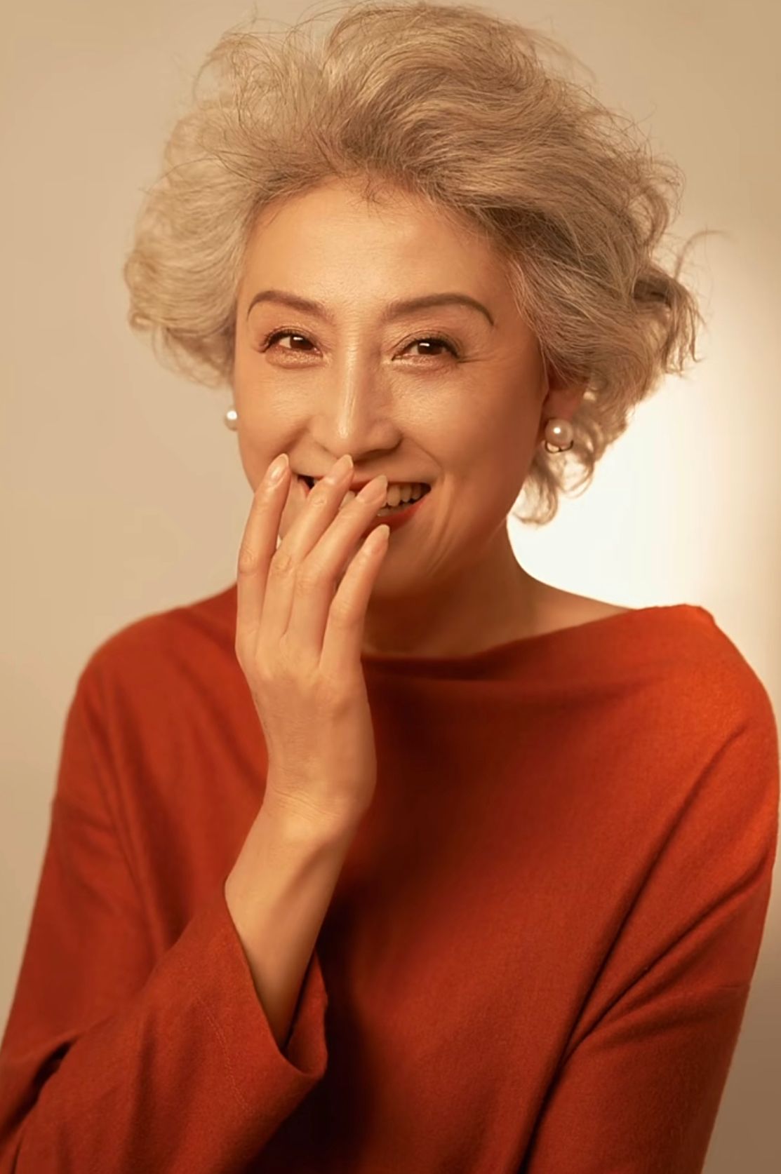 这是我见过最体面的65岁奶奶:白发微卷,仪态端庄,真正优雅老去