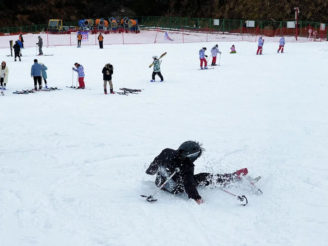 明月山滑雪场开业了，快来一起“御雪飞行”！
