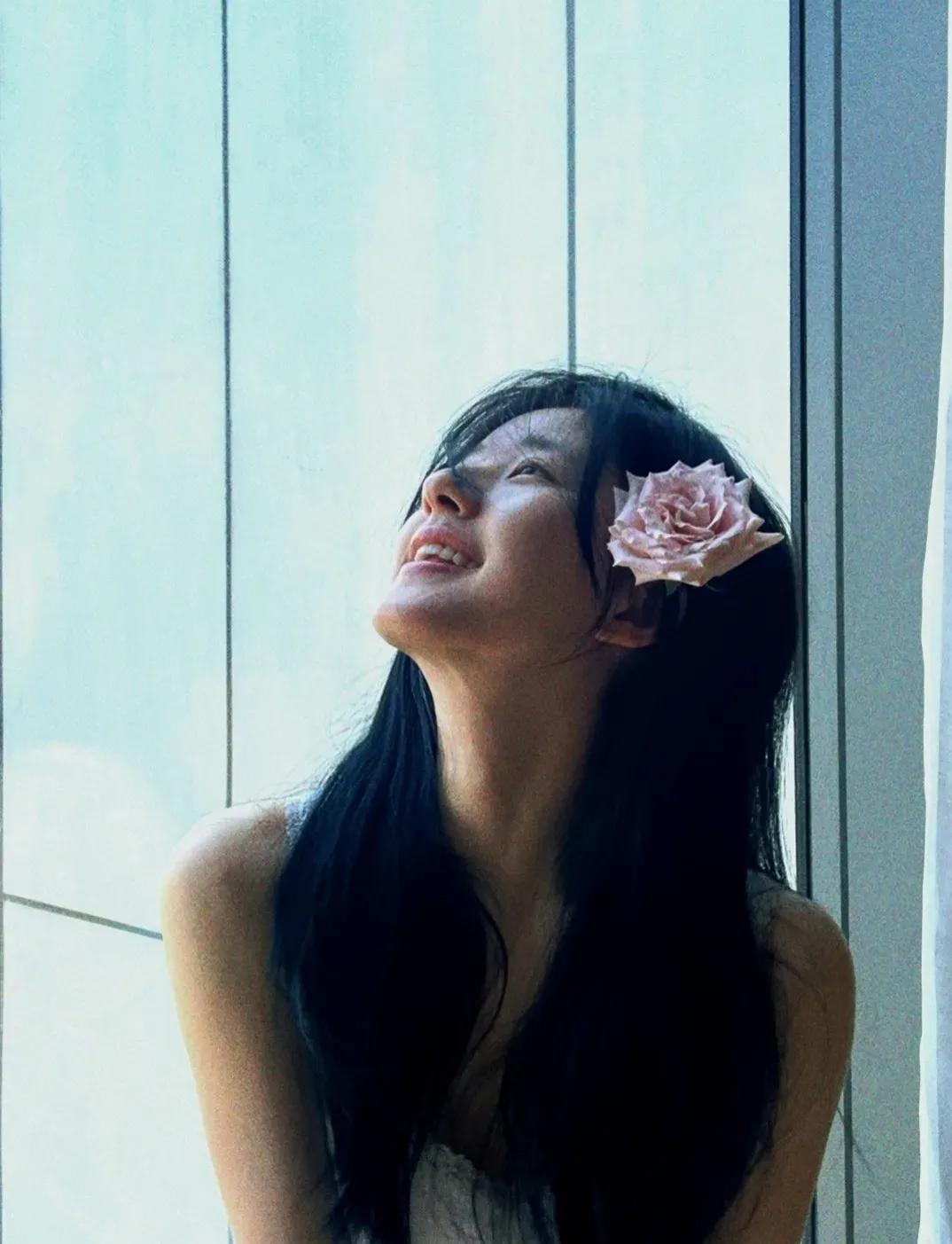 从网红成长为明星，赵露思甜美写真欣赏